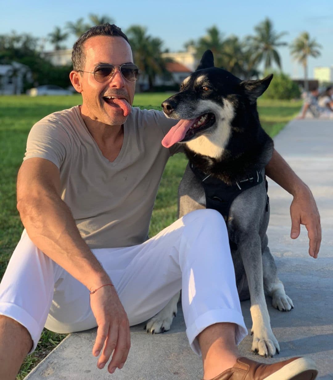 Carlitos disfrutando de un paseo al aire libre al lado de su compañera de cuatro patas.