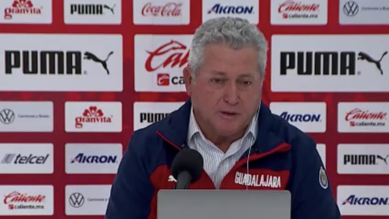 Vucetich sale en defensa de Antuna tras abucheos