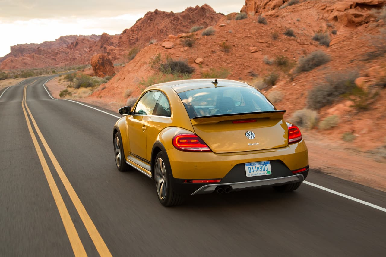 El ‘Dune” está basado en el nuevo Beetle, inspirado en los ‘Baja Bugs’ de los 60’s y 70’s y ofrecido por un precio inicial de $23,995 en EEUU. Cuenta con un motor turbocargado de 4 cilindros, 1.8 litros de 170hp, transmisión automática de 6 velocidades y tracción delantera.