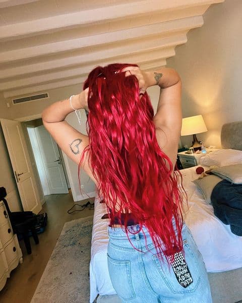 La cantautora de 31 años compartió que desde que es pelirroja se siente “más enamorada” de sí misma, y que el color rojo expresa que está “motivada, feliz y conectada” con la música y su gente.
<br>
