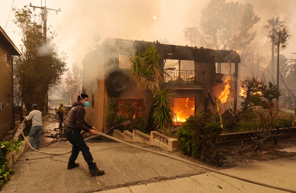 En Pacific Palisades, se destruyeron hogares, negocios y lugares icónicos como una escuela y la biblioteca.