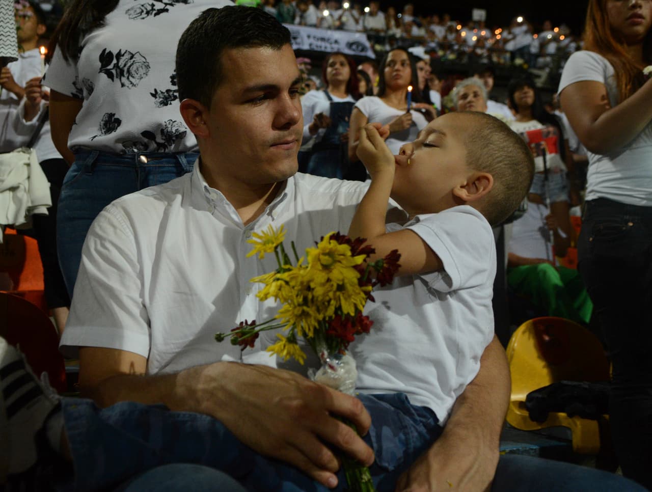 Los espectacdores llevaron ofrendas florales como parte del reconocimiento en medio del homenaje.