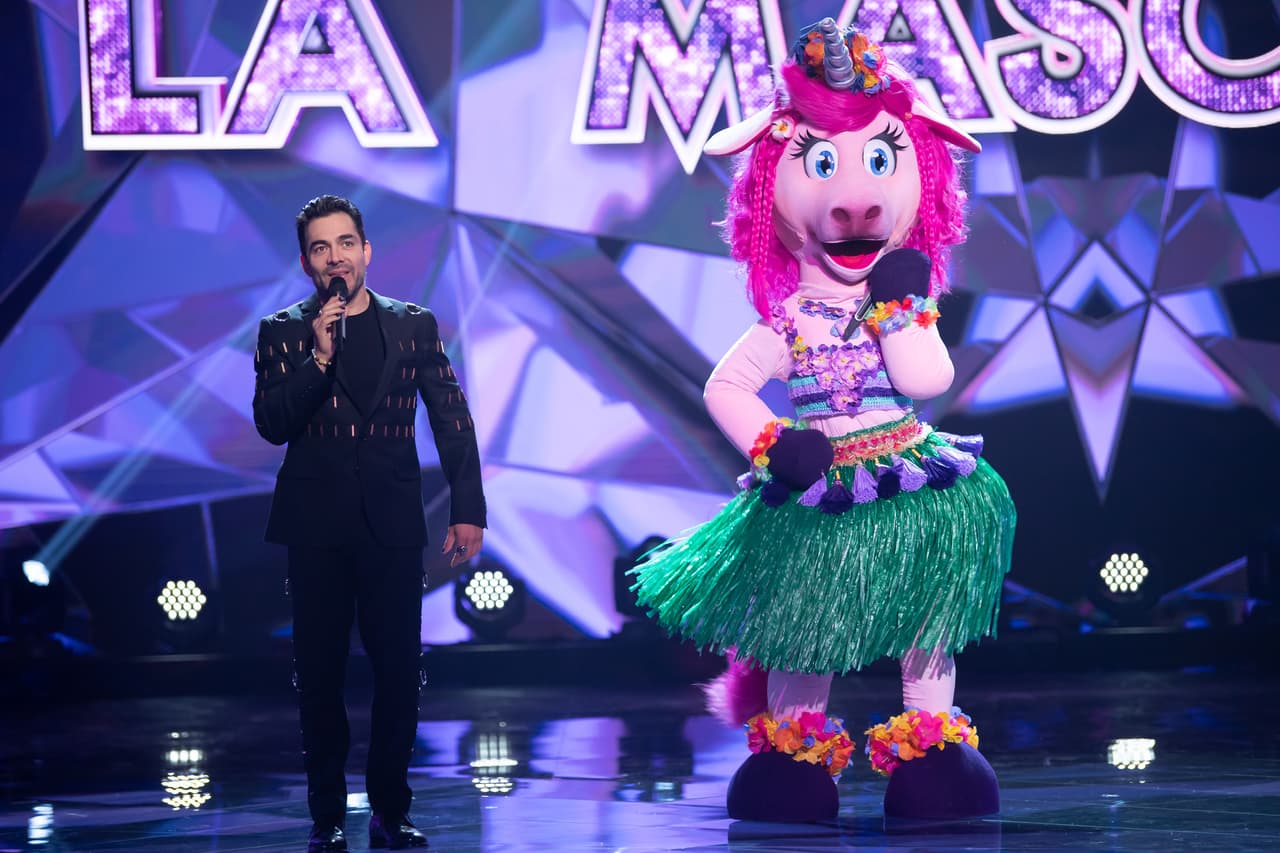 La primera en cantar fue Unicornio, quien con su gracia y talento hizo de las suyas y se volvió a ganar el corazón de los presentes.