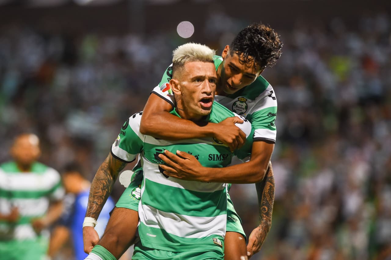 El delantero uruguayo Brian Lozano se fue de Santos para regresar a su país con el Peñarol, con quien estará a préstamo por un año.