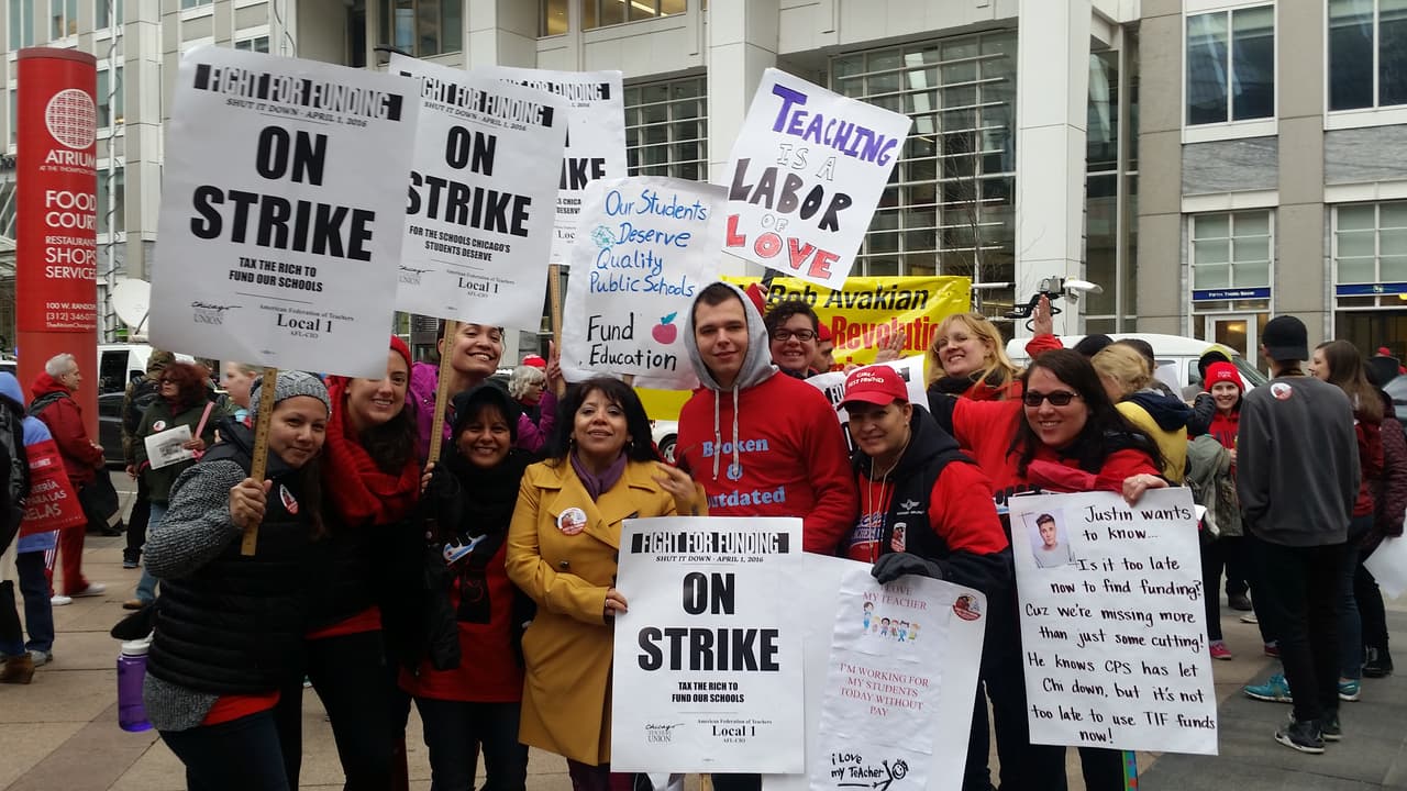 Miles salen a dar su apoyo a los maestros de Chicago en el llamado Día de Acción