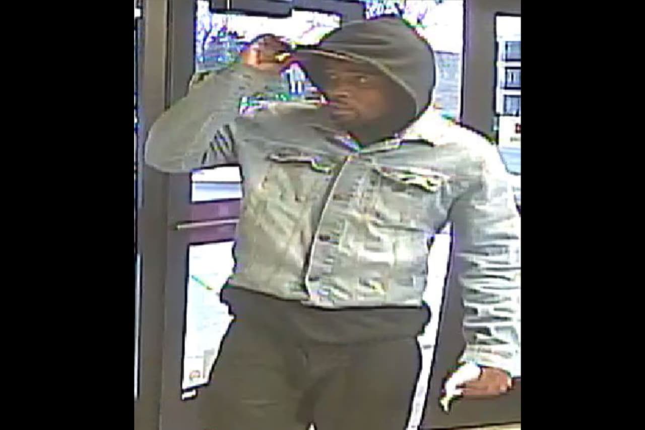 Autoridades buscan a un hombre acusado de robar un banco en Waukegan