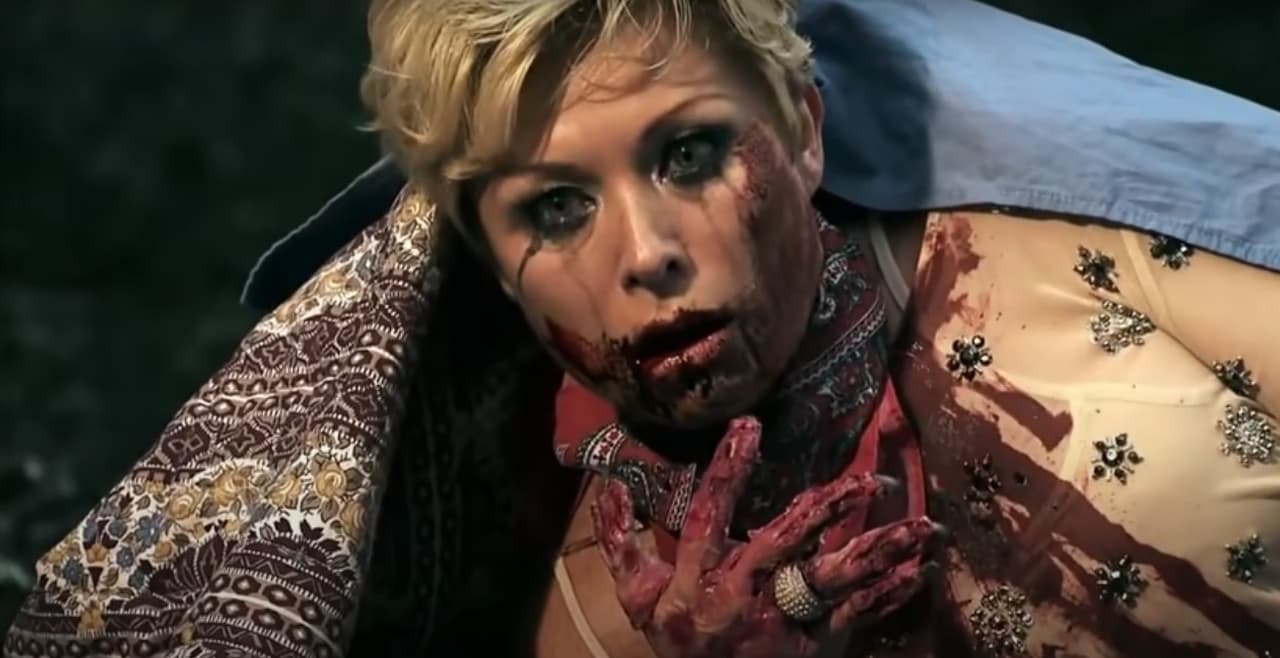 <a href="https://www.univision.com/shows/amor-bravio-xpress/el-final-de-amor-bravio-lo-bueno-lo-malo-y-lo-que-celebramos">Al final</a>, el personaje de Leticia Calderón no sólo fue encarcelada por sus crímenes, su cómplice también le cortó la lengua y le provocó quemaduras en sus manos con ácido.