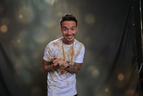 Adquiere su nombre artístico J Balvin gracias a un artista colombiano llamado Fat Al, que abrevió su nombre su primer nombre con el apellido de su madre: José Álvaro Osorio Balvin.