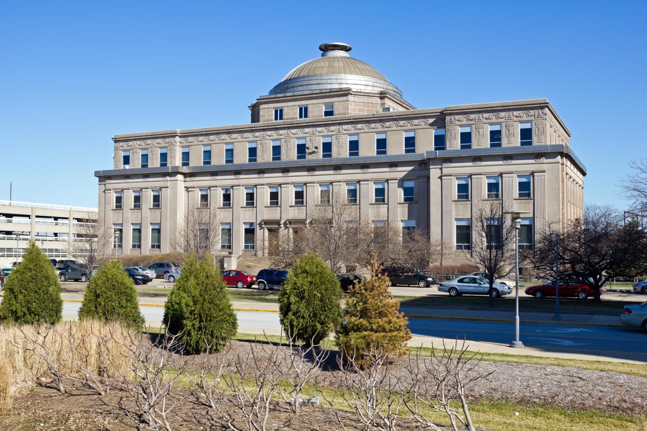 <h3 class="cms-H3-H3">10. Gary, Indiana</h3>
<br>
<br>🏡 
<b>Precio promedio de la vivienda:</b> $68,400
<br>
<br>🏡 
<b>Porcentaje de casas con un valor menor a $10,000: </b>1.4%
<br>
<br>🏡 
<b>Porcentaje de casas con hipoteca: </b>41.9%
<br>
<br>🏡 
<b>Porcentaje de casas donde el residente es dueño: </b>50.3%
<br>
<br>🏡
<b> Ingreso promedio por hogar:</b> $31,315
<br>