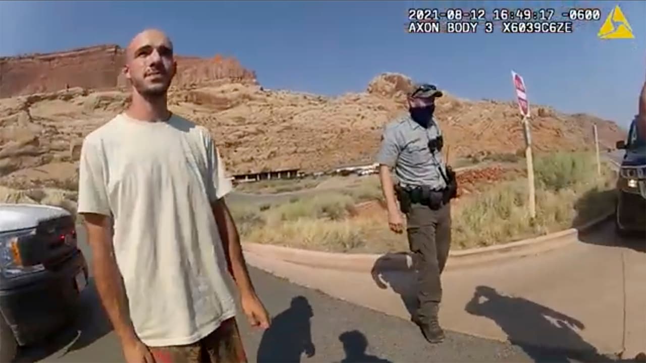 <h3 class="cms-H3-H3">Una pareja "enamorada"</h3>
<br>
<br>La imagen, también de la cámara de video del Departamento de Policía de The Moab, Utah, muestra a Brian Laundrie, de 23 años, ese 12 de agosto de 2021. El reporte policial sostiene que la pareja dijo estar "enamorada" y que estaban "comprometidos para casarse", aun cuando el oficial Eric Pratt afirma que la pelea entre los dos llego incluso a ser física.