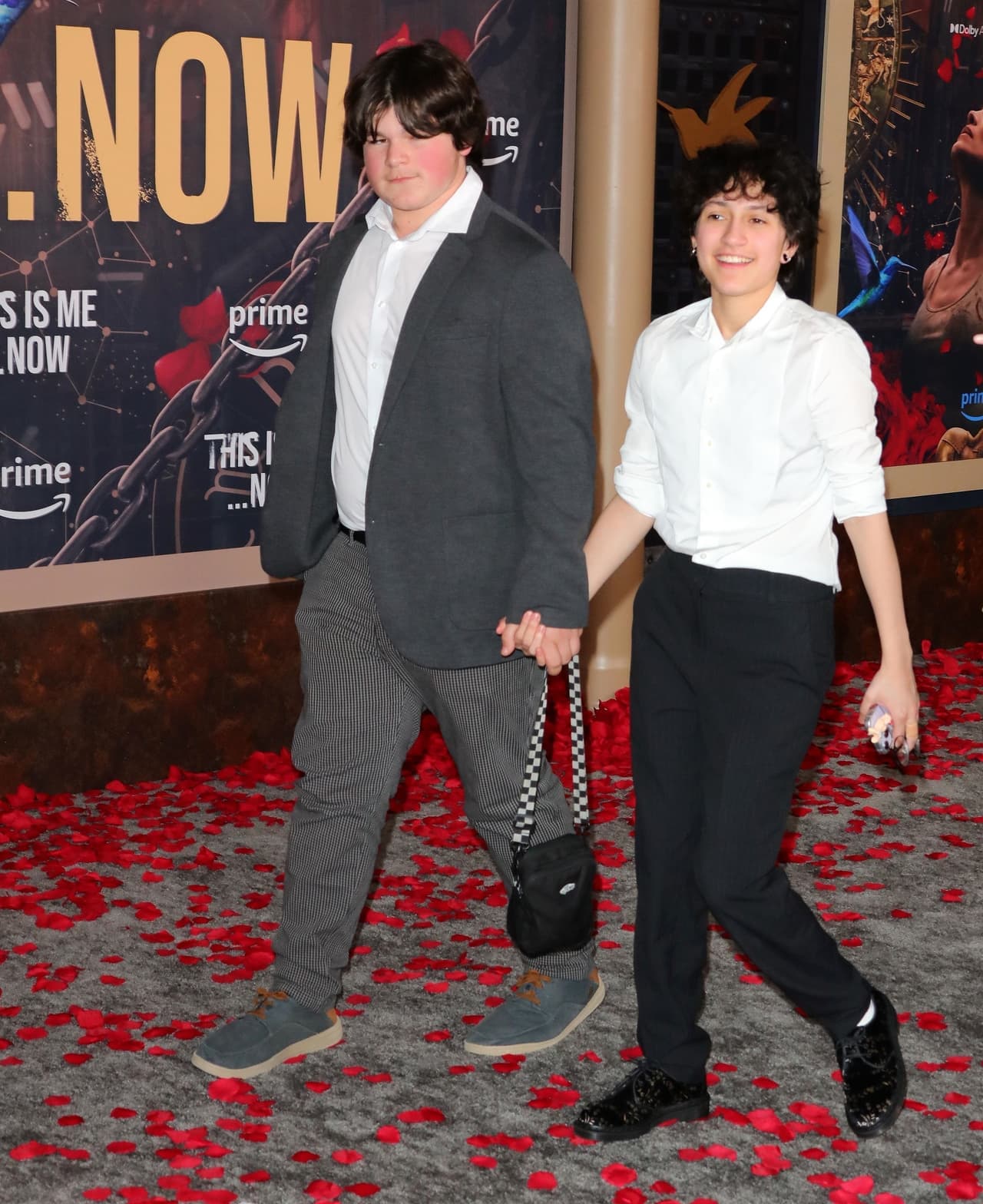 Emme sonrió al lado de su pareja de cita.