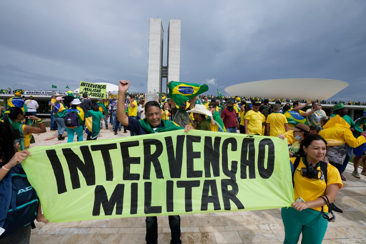 Los partidarios de Bolsonaro piden la intervención militar de las Fuerzas Armadas para derrocar a Lula, quien asumió la Presidencia hace una semana, el 1 de enero.
