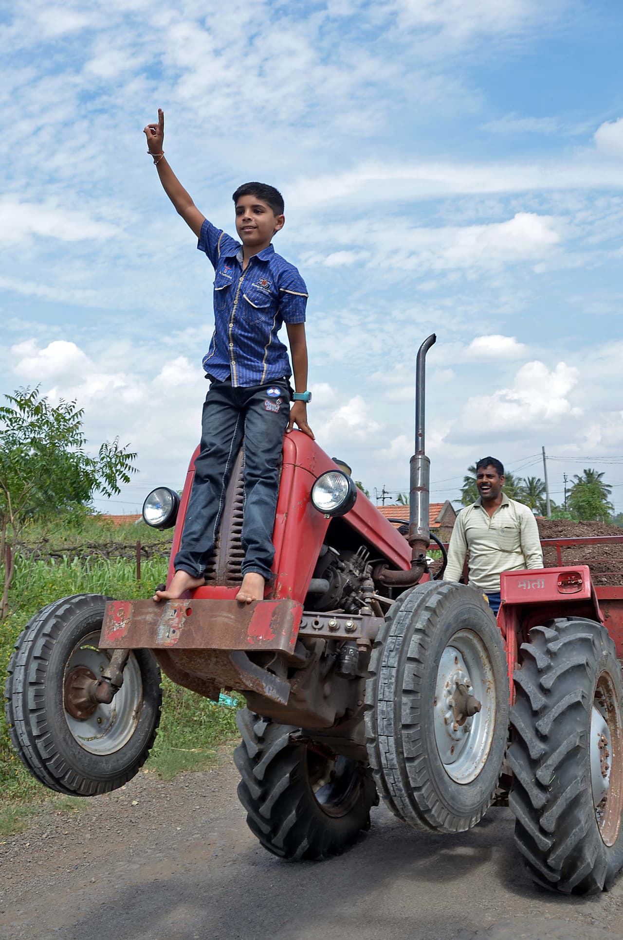 Los habitantes de Sangli, Maharashtra, al oeste de la India, están impresionados con las habilidades del niño.