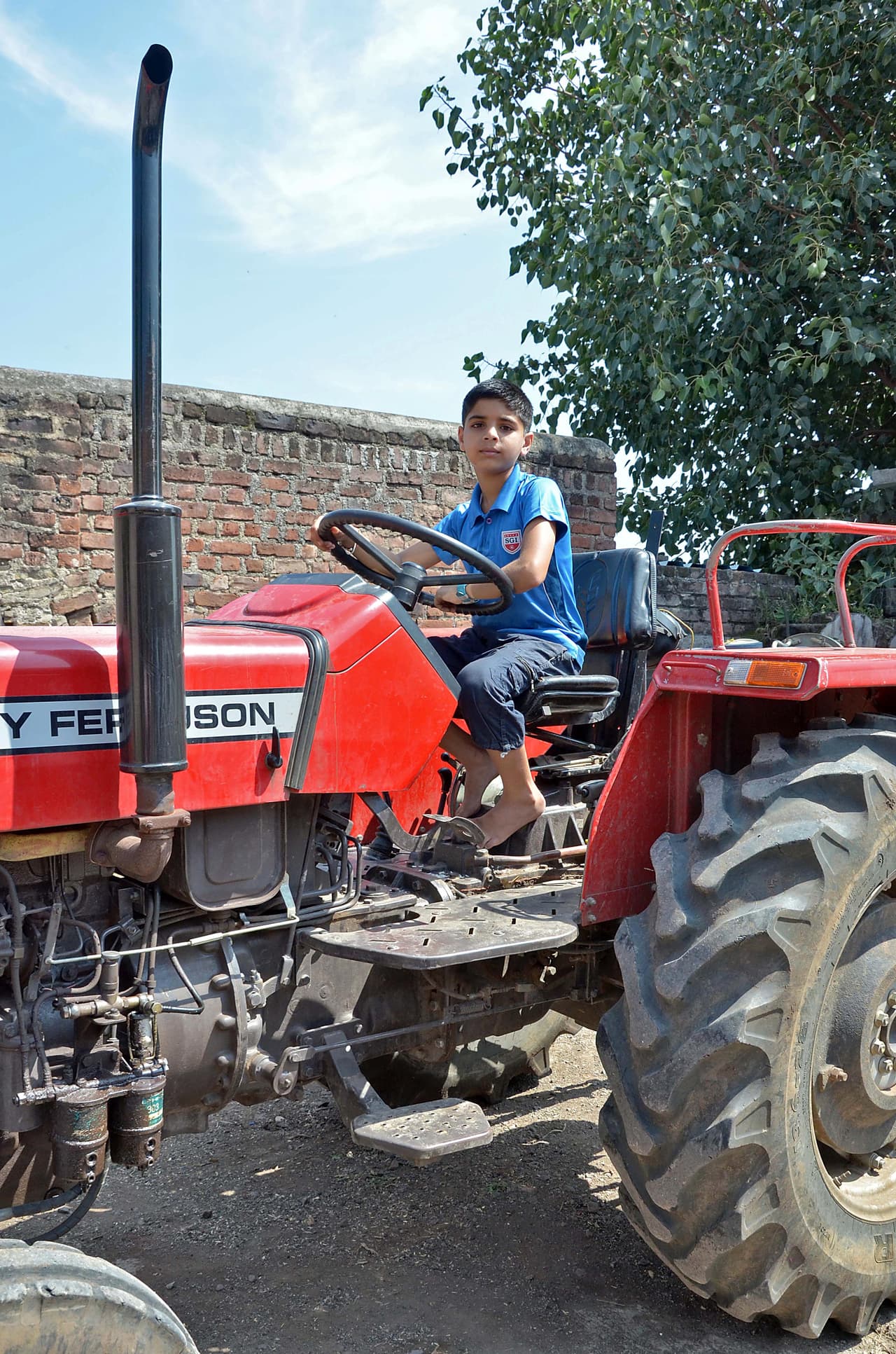 Le gusta salir con su tractor a las calles y saludar a sus conocidos.