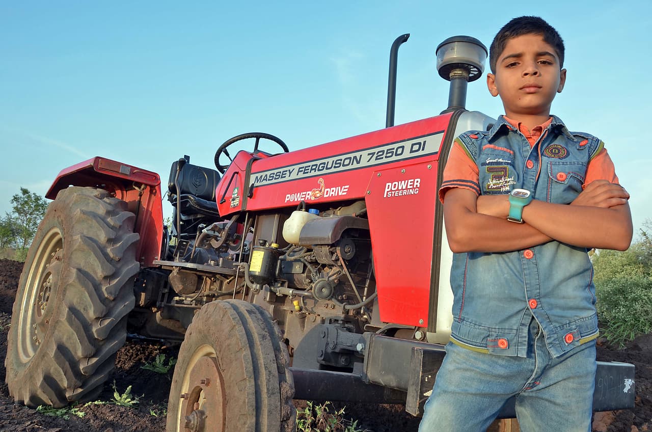 Ratanjith Patil es sólo un niño, ¡pero hace maniobras increíbles con su tractor!