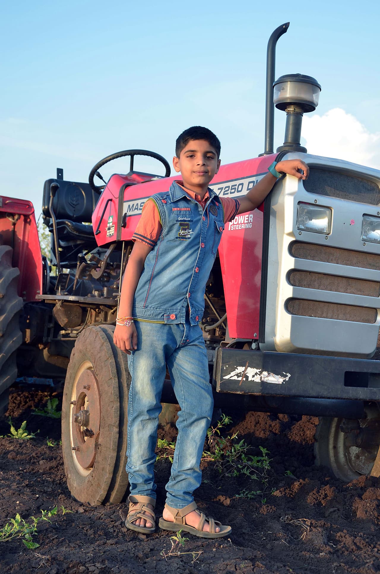 Lo más increíble es que este jovencito no teme lastimarse.