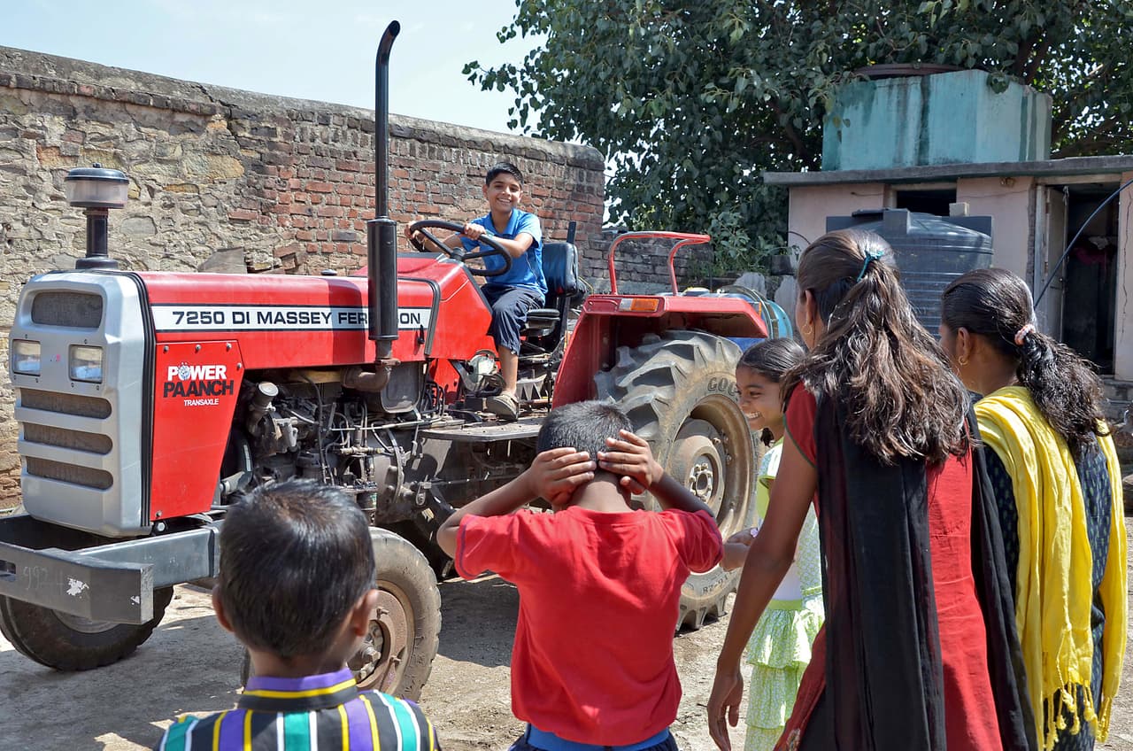 Aunque sus padres se preocupan por él y lo obligan a usar casco, rodilleras y coderas, él simplemente no quiere usarlas.