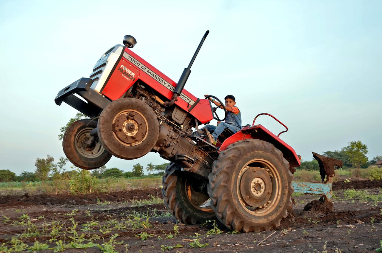 No quiere jugar fútbol, ¡sino subirse a su 'juguete' favorito!