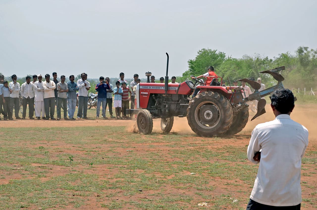Le gusta pasar las tardes sobre su tractor.