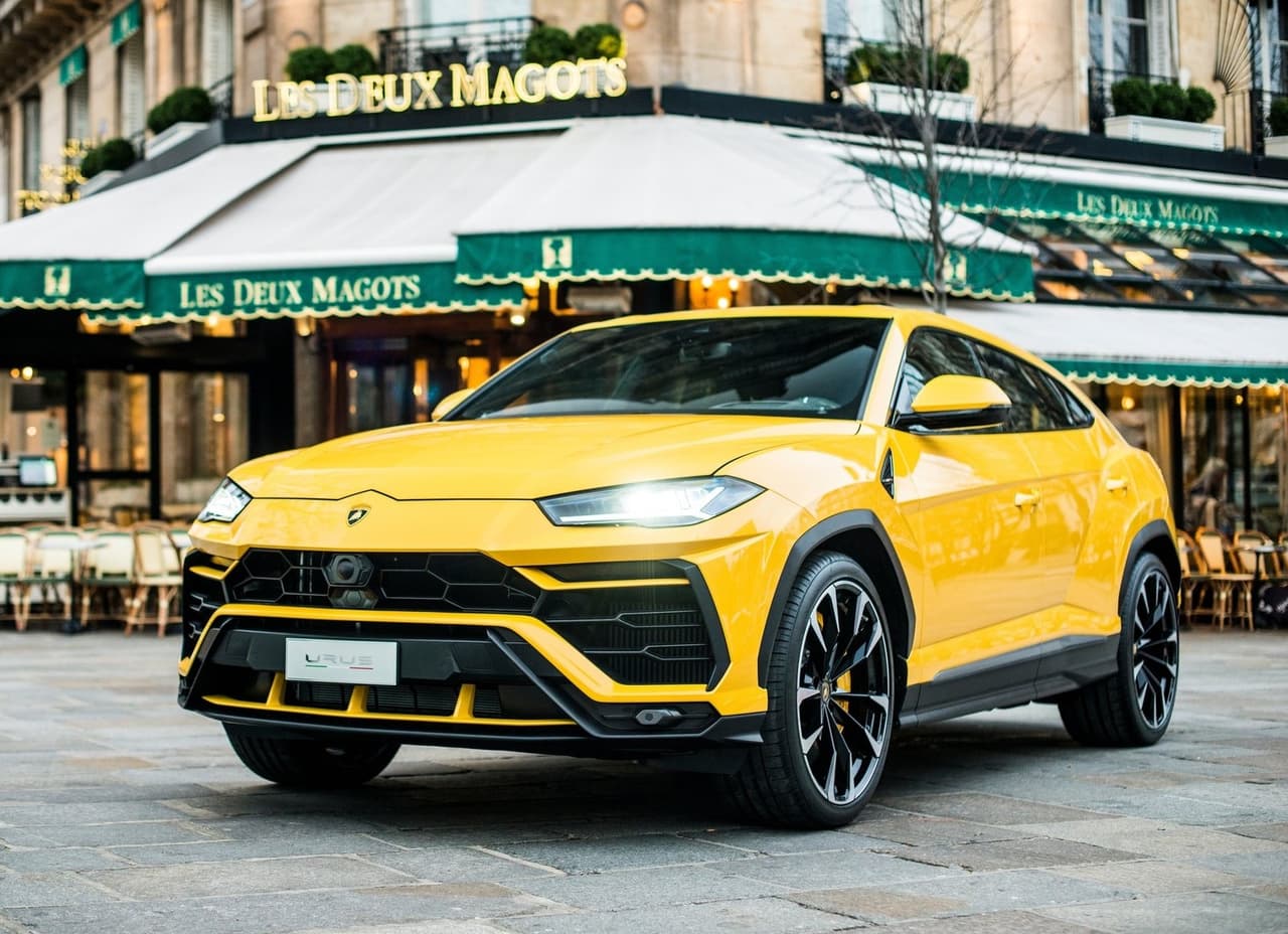 La Urus combina el alma de un superdeportivo con la funcionalidad de una SUV para crear lo que Lamborghini llama el primer 
<b>Super Sport Utility Vehicle</b>. Su motor es V8 biturbo que ruge al ritmo de 650 caballos de fuerza. Su aceleración de 0 a 62 mph (100 km/h) es de 3.6 segundos y alcanza una velocidad máxima de 189 mph (305 km/h).