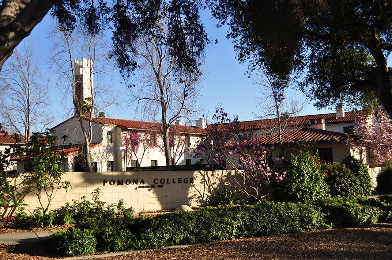 <b>Puesto 11. Pomona College</b>
<br>
<br>Tasa de aceptación: 7%.
<br>
<br>Lugar: Durham, Carolina del Norte.
<br>
<br>Unos 1,400 estudiantes universitarios formaron parte de la clase más reciente de esta institución, que ofrece 48 especializaciones. Exalumnos de esta universidad han ganado premios Emmy, Tony, Oscar, Grammy, Pulitzer, Nobel y medallas olímpicas.
<br>