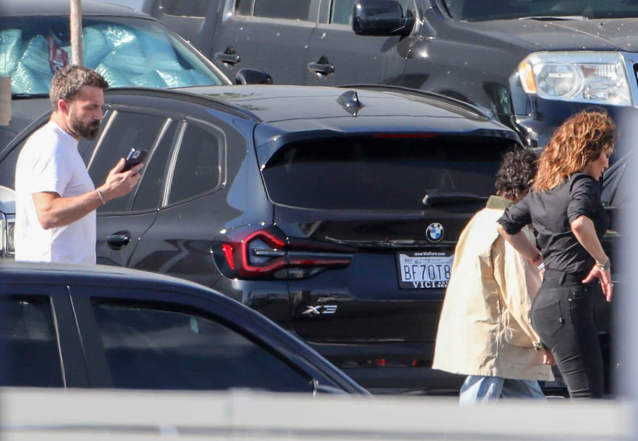 Jennifer y su hija iban al frente caminando, las dos lucían su cabellera rizada.
<br>