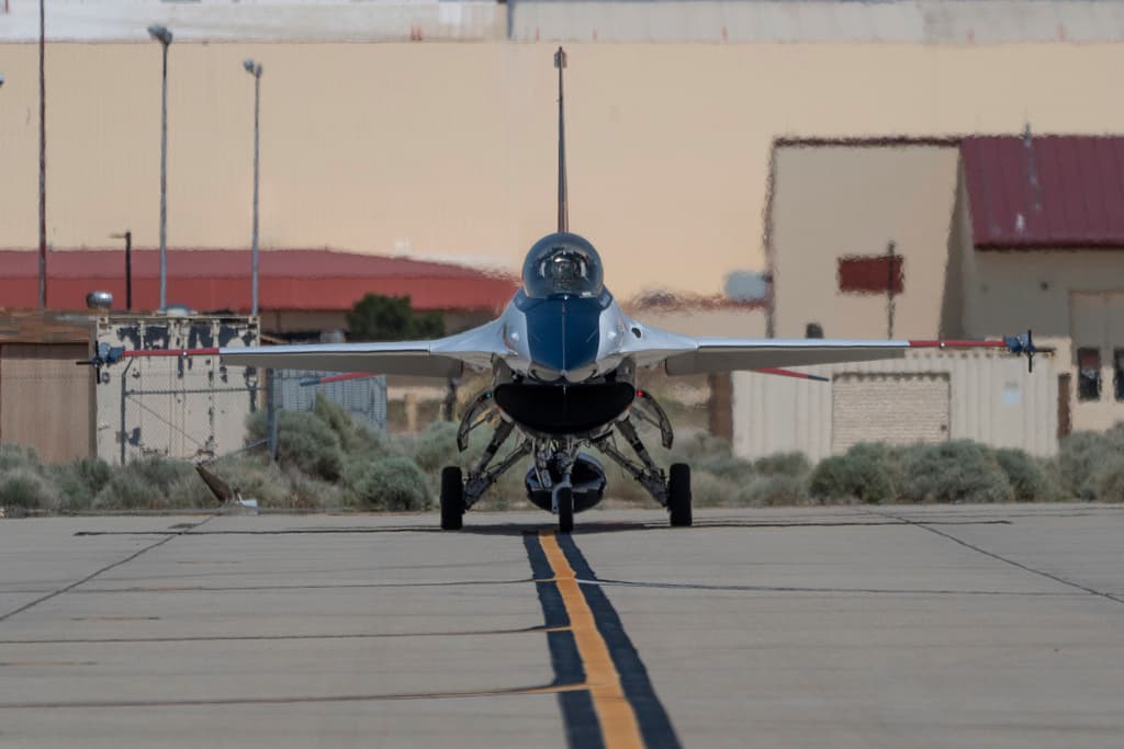 Avión de combate controlado por Inteligencia Artificial realiza histórico vuelo con el jefe de la Fuerza Aérea