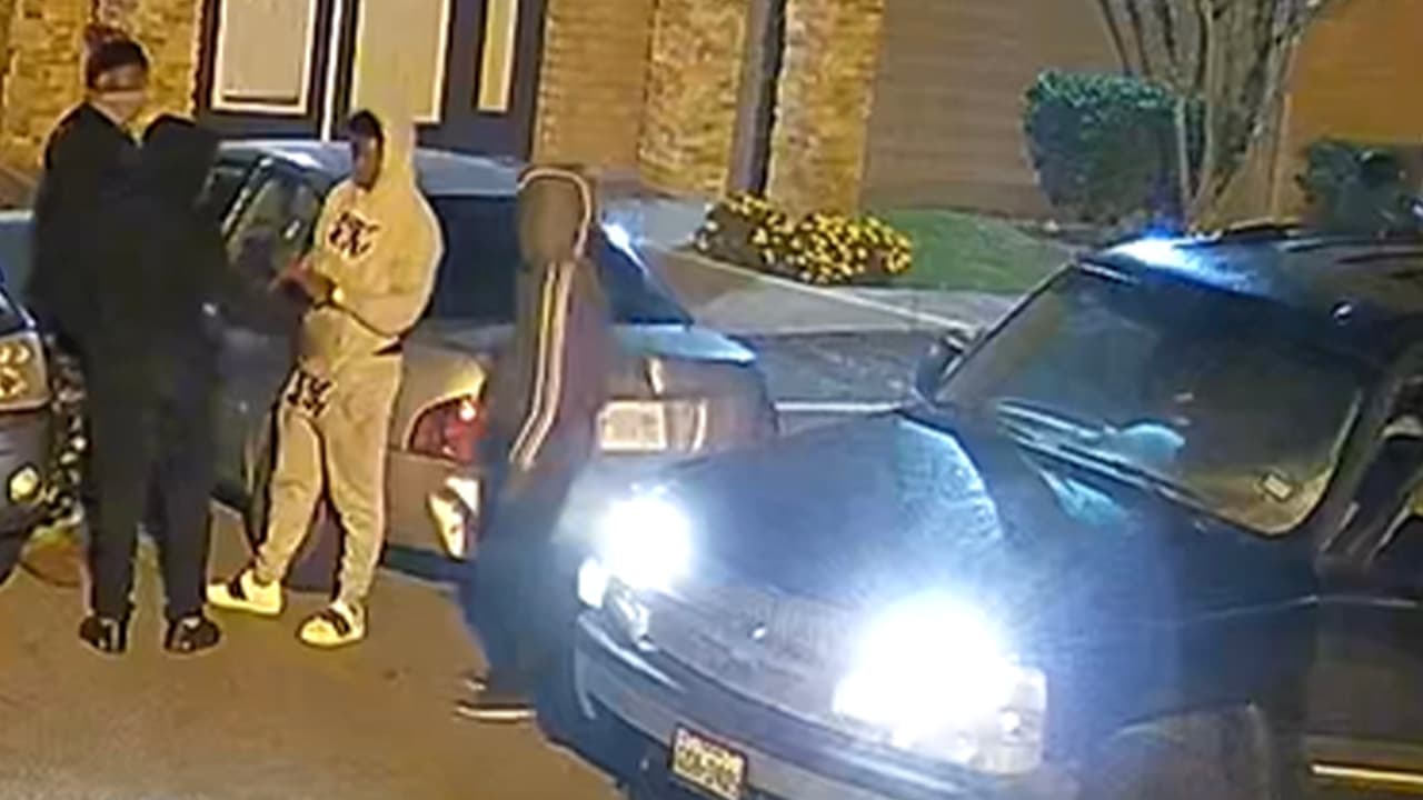 Captan en video el robo de automóviles en unos departamentos en el condado Fort Bend