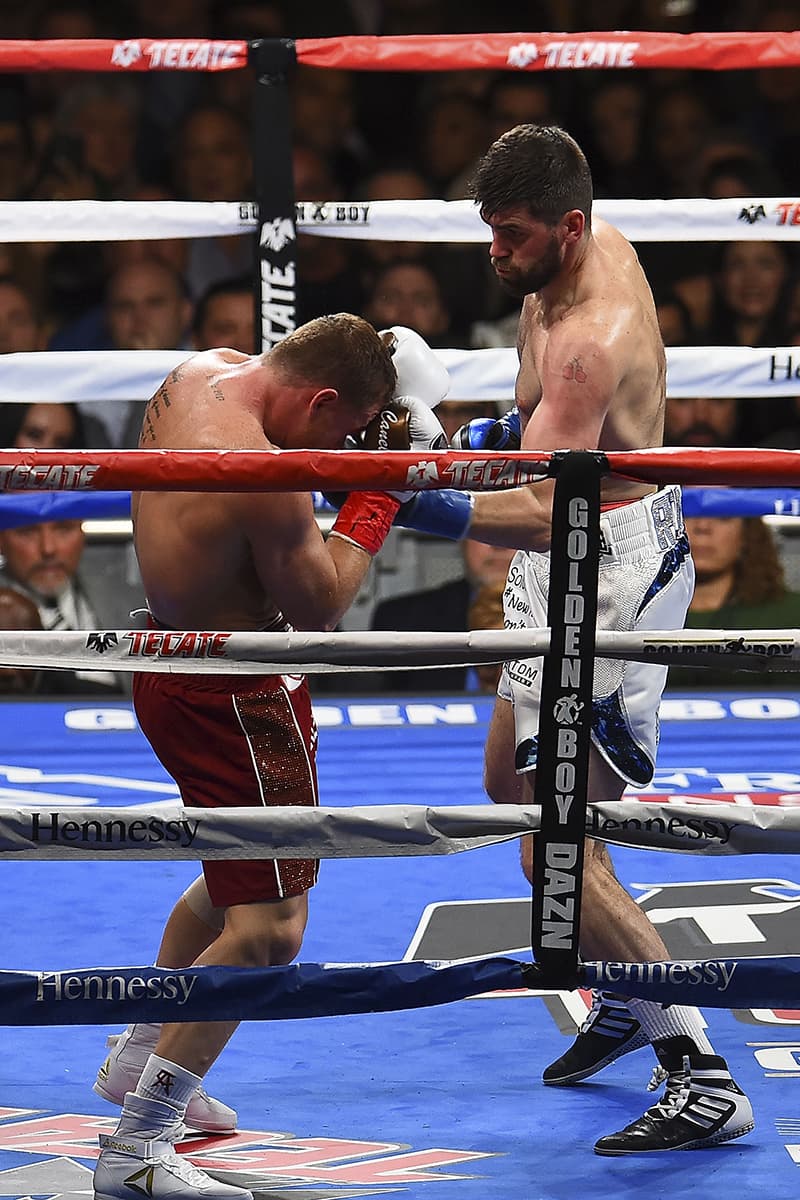 El campeón defensor, Rocky Fielding buscó atacar a Canelo Álvarez quien mantuvo su guardia para no sufrir daño.