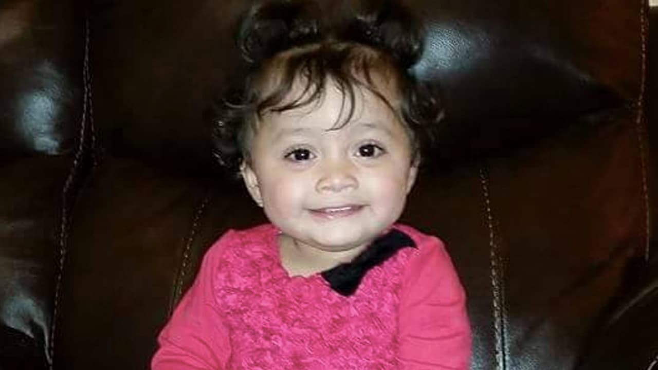 La pequeña Linnete Cano, quien estaba a punto de cumplir 2 años, fue asesinada junto a su madre. Jonatan Figueroa, el presunto autor del asesinato, sigue prófugo tras huir a México.