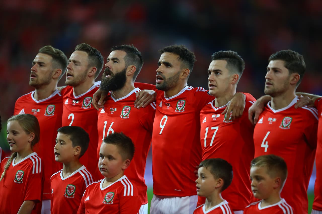 El ambiente era el mejor para la selección de Gales, que contó con más de 30,000 espectadores en el Cardiff City Stadium.