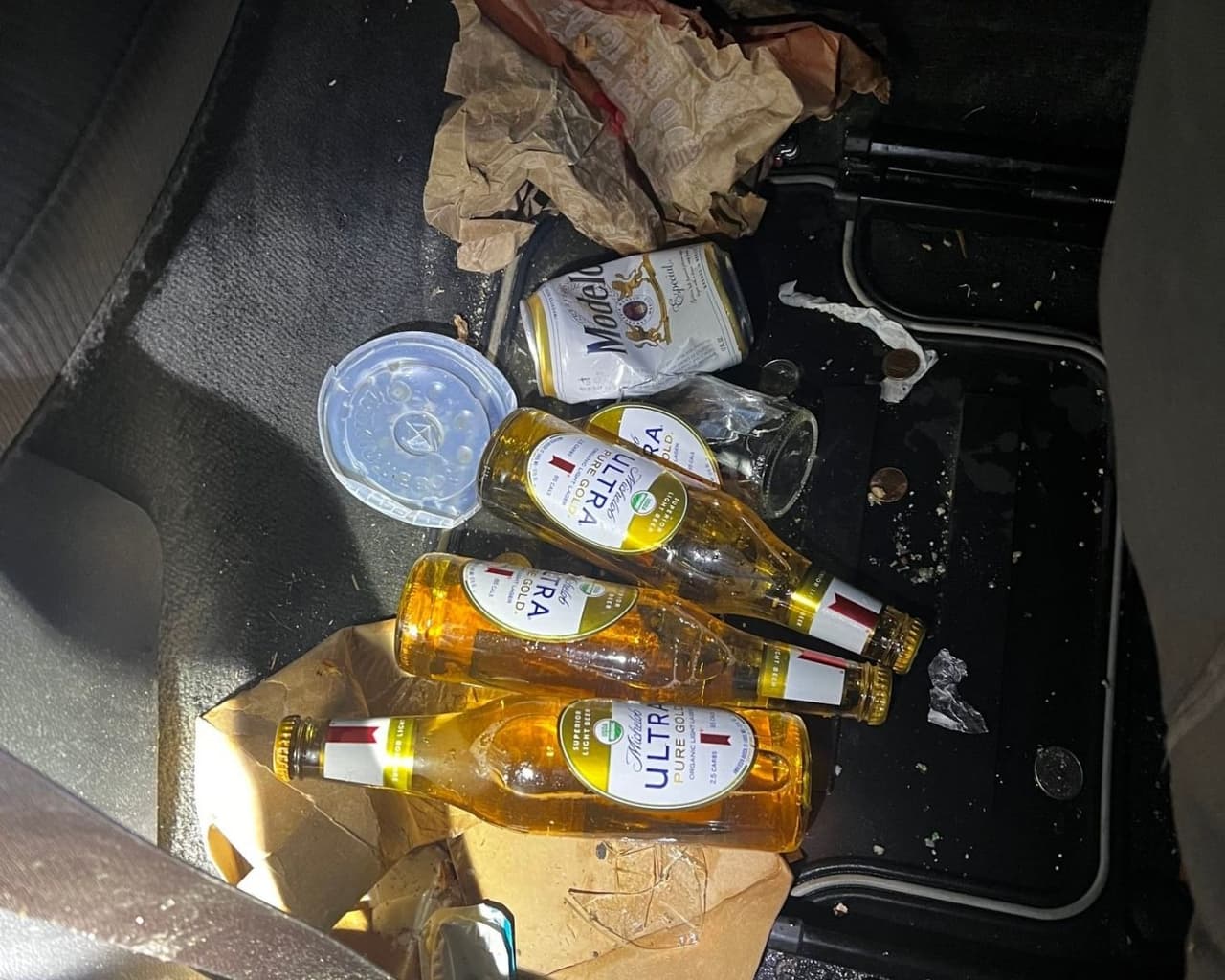 Algunos de los envases estaban vacíos y también se observaron algunas botellas rotas.
<br>