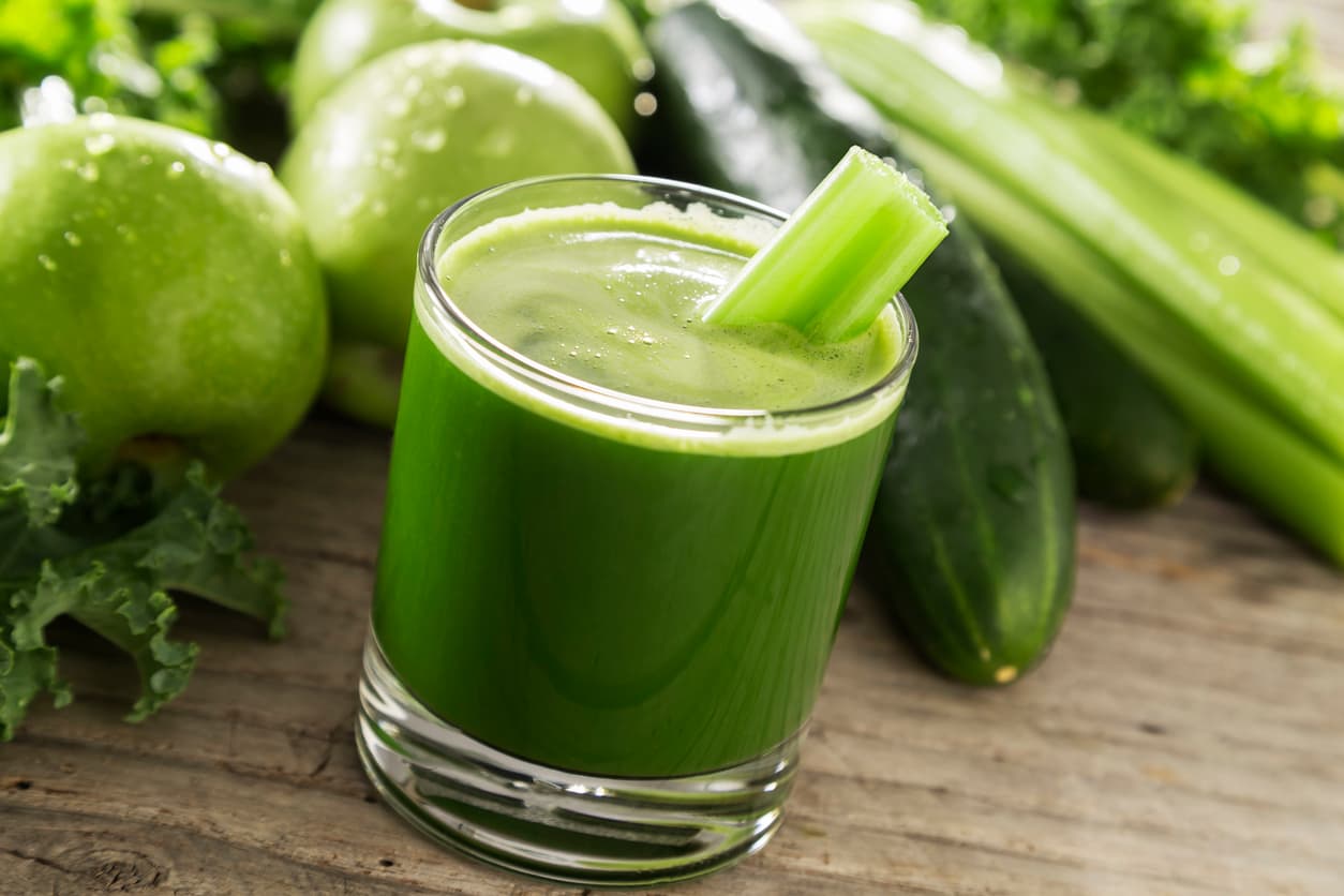 Con este jugo verde alcalino recuperarás la figura, tras las vacaciones de verano.