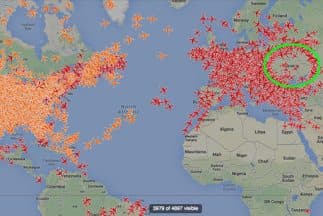 El mapa en tiempo real del sitio PlaneFinder muestra el espacio aéreo ucraniano sin tráfico, mientras Europa está atestada de aeronaves. 