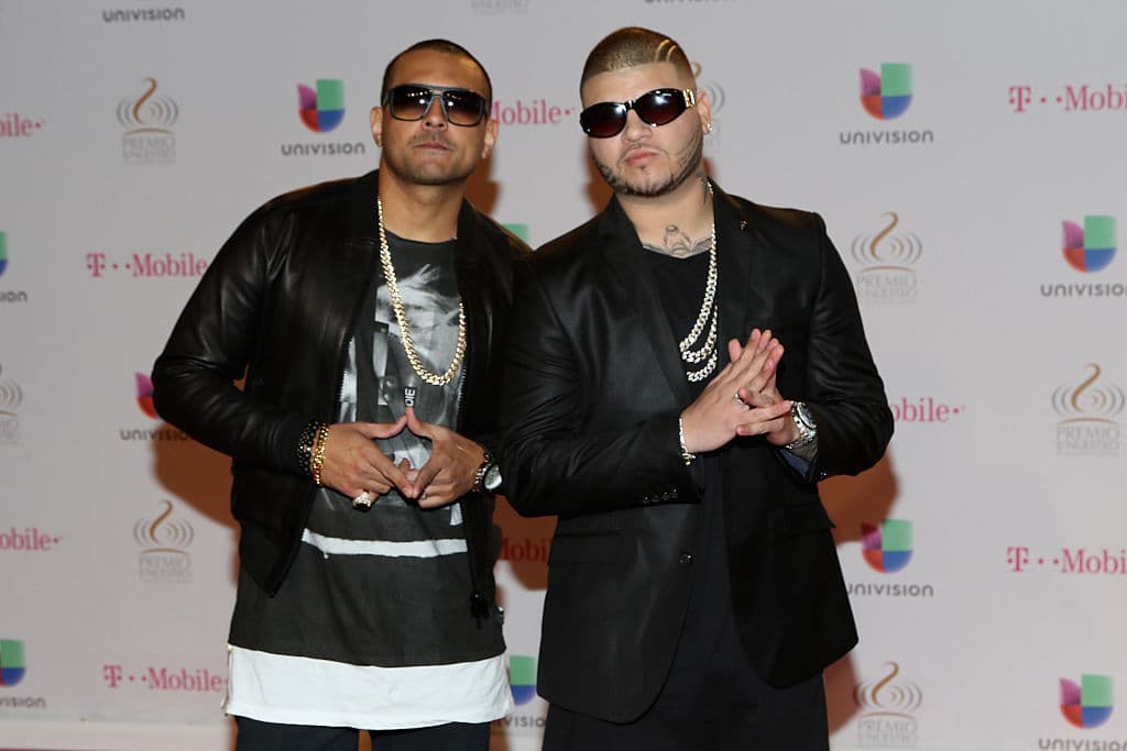 Nunca terminamos de entender estas poses de Farruko y Sean Paul en la entrega 2015 de PLN, ¡y tampoco nos explicaron! ¿Señal secreta?