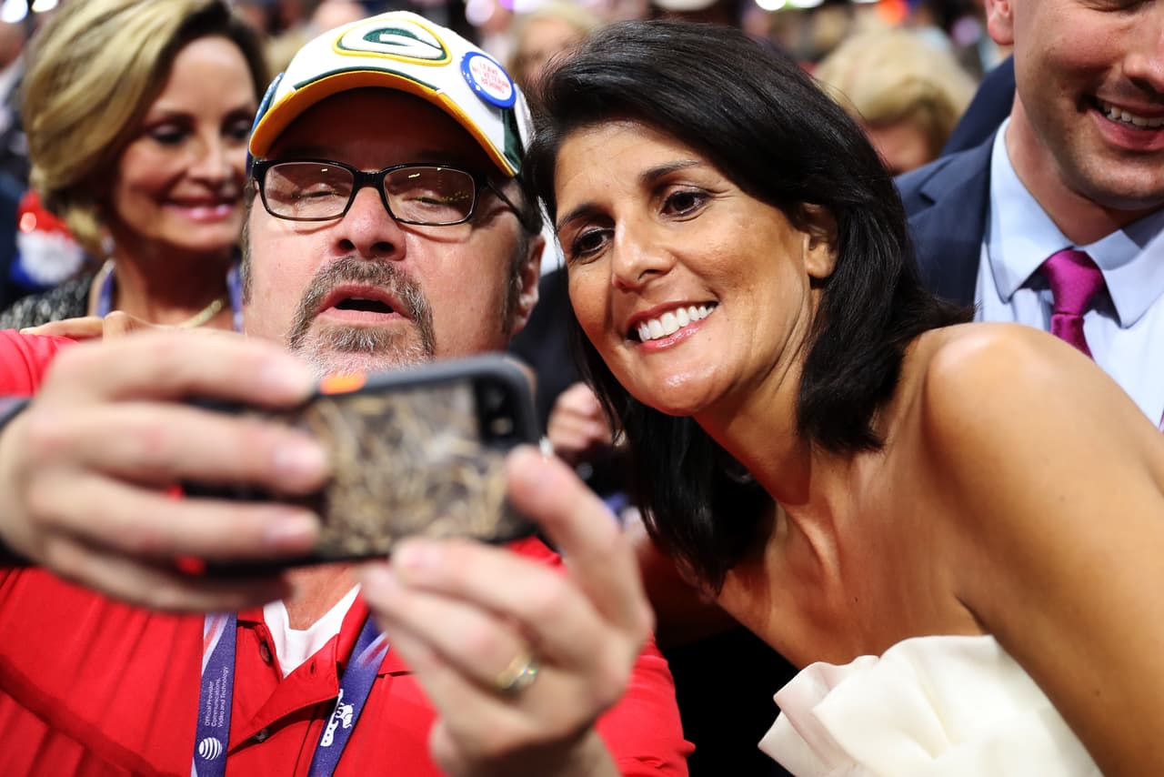 La gobernadora saluda a partidarios del Partido Republicano en la convención nacional del partido de 2016 en Cleveland.
<br>