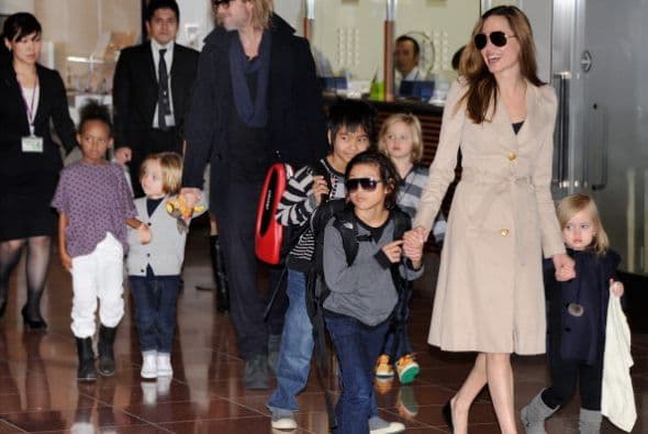 Hoy en día la familia Jolie-Pitt cuenta con seis hijos y se ha dicho que las estrellas se casaron en una ceremonia en Francia.