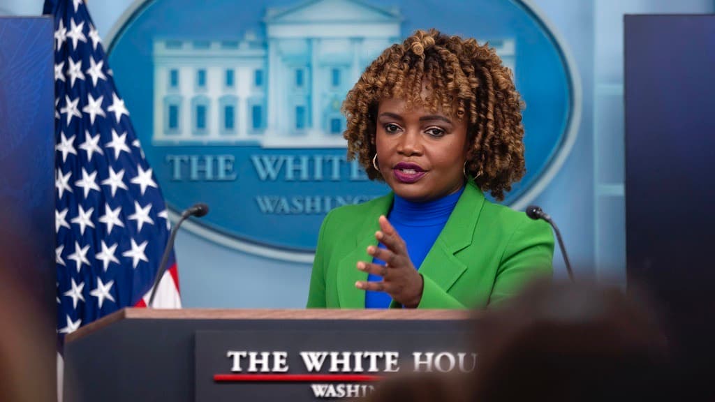 La secretaria de prensa de la Casa Blanca, Karine Jean-Pierre, responde preguntas durante la sesión informativa diaria en la Casa Blanca en Washington, el miércoles 30 de octubre de 2024.