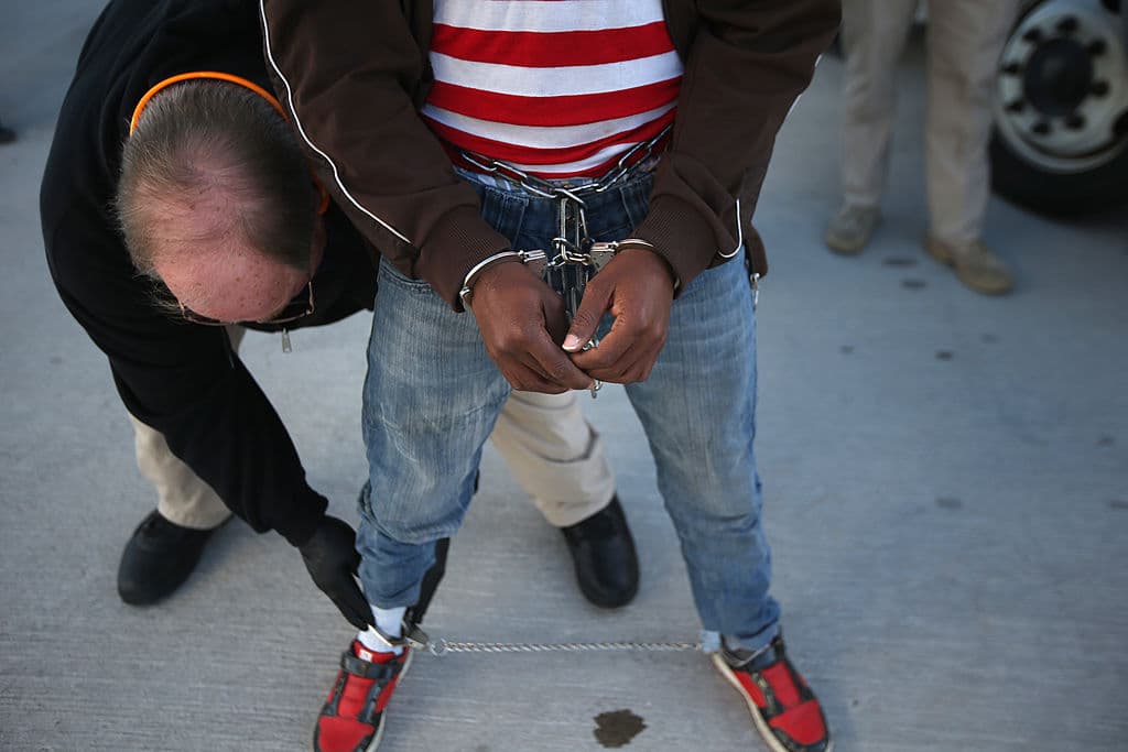 Después de la petición se hace una cita con la embajada o consulado en el país de origen 
<b>y ahí el oficial le dirá si necesita solicitar un perdón dependiendo de la razón por la cual lo deportaron.</b>