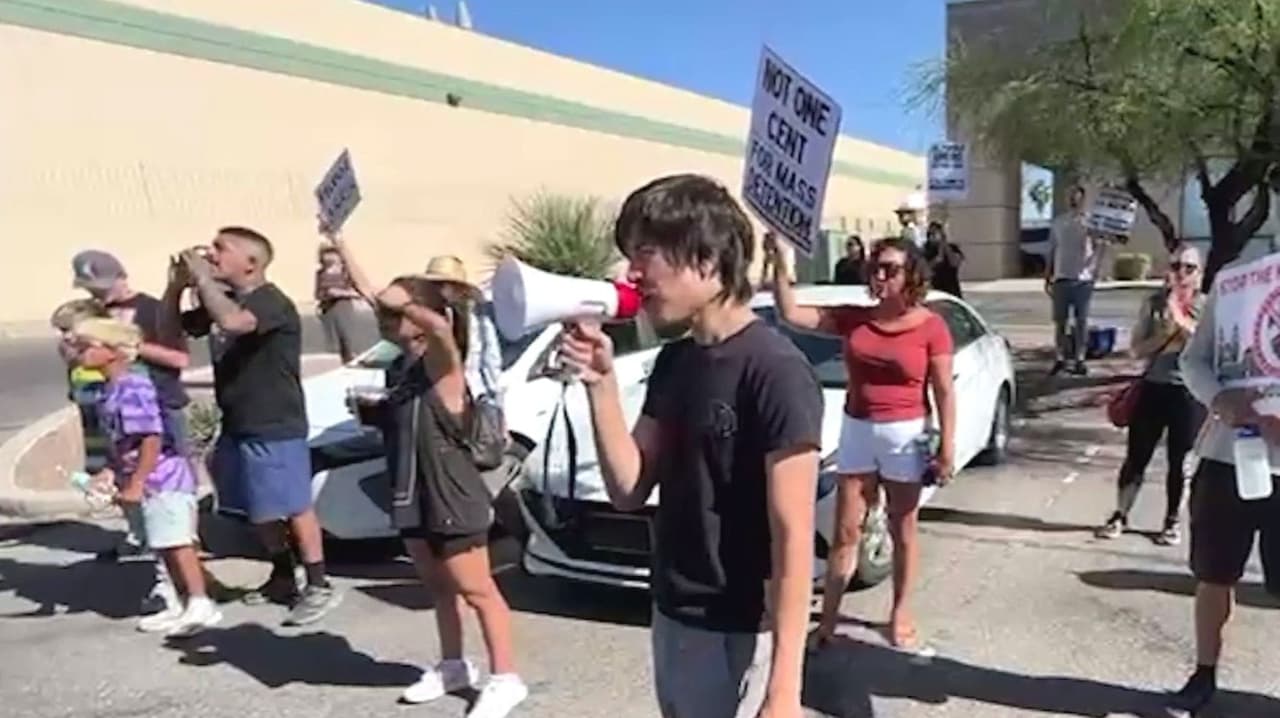 Exigen liberación de joven hispana con DACA arrestada por ICE en Tucson