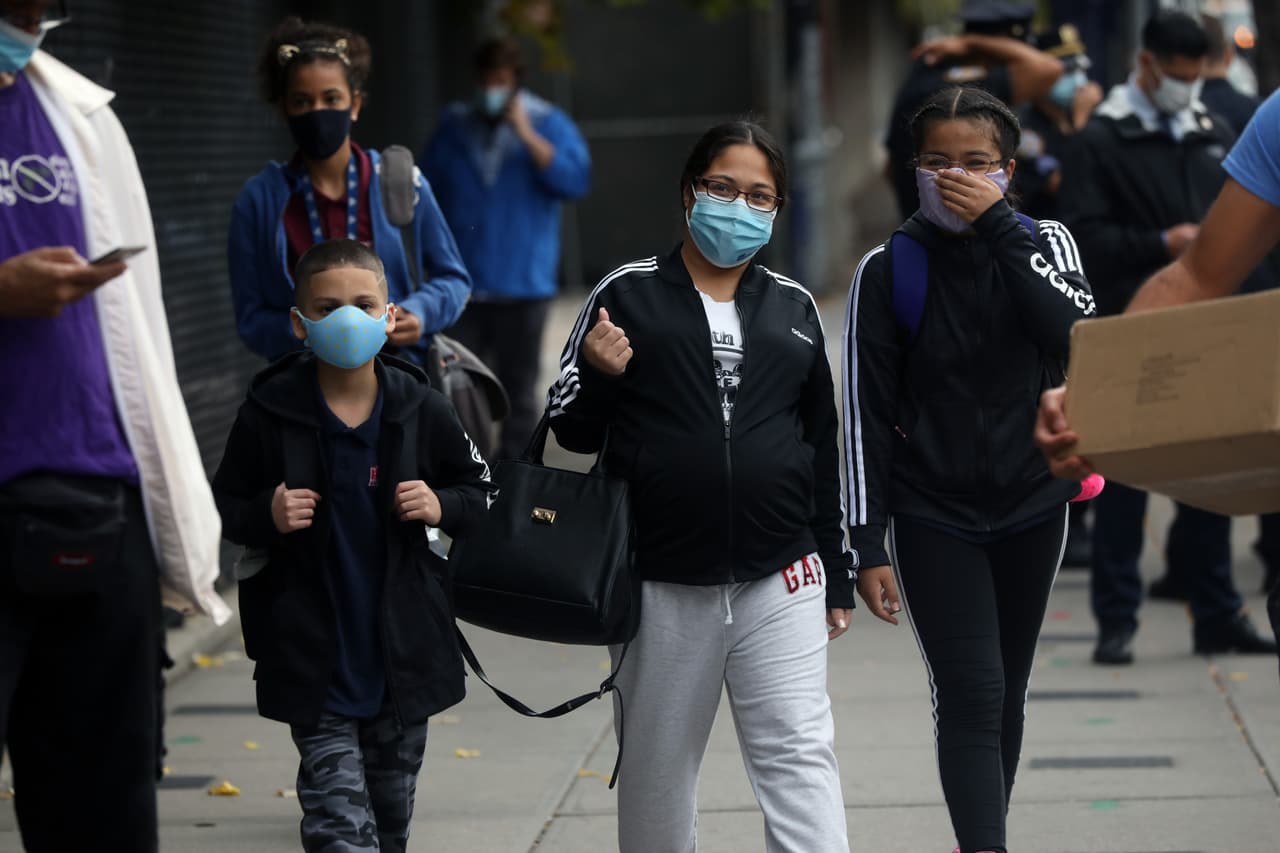 Regresan a las aulas los estudiantes de escuelas intermedias y secundarias de Nueva York