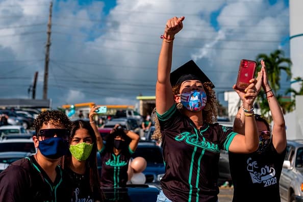 Cientos de autos se congregaron en el estacionamiento en Las Piedras el pasado 13 de mayo para una graduación simbólica.