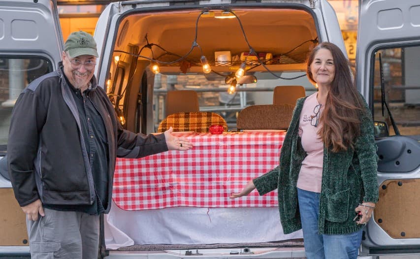 Esta pareja se inventó una manera creativa de ayudar a los restaurantes en la pandemia