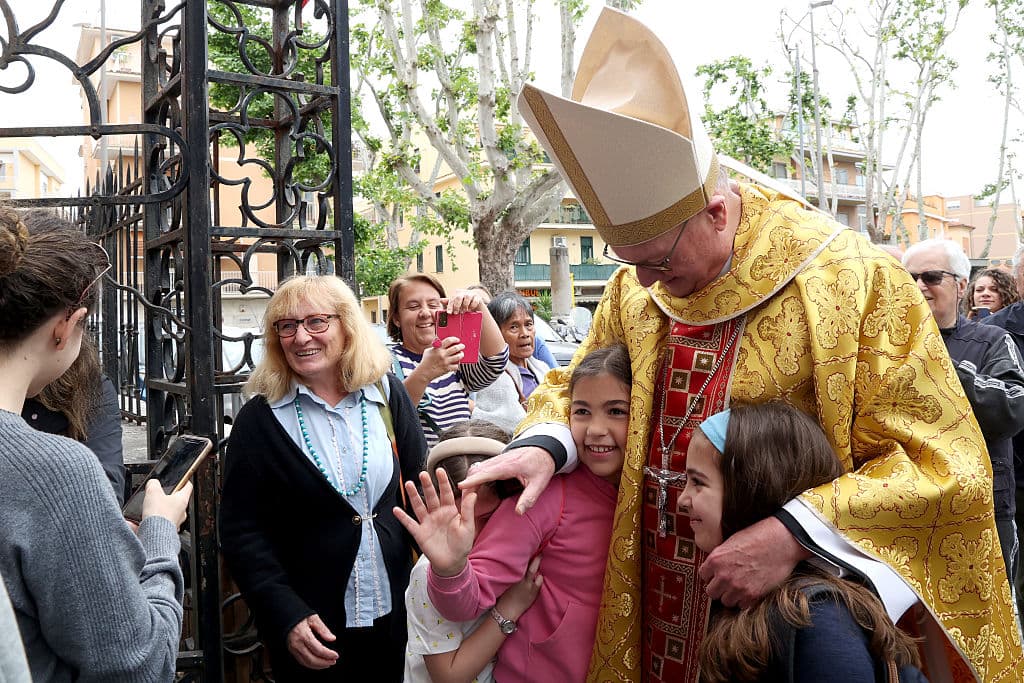 El arzobispo de Nueva York, de 75 años, forma
<b><a href="https://www.univision.com/especiales/noticias/infografias/2025/conclave-papa-2025/" target="_blank">parte del cónclave de 133 cardenales de todo el mundo</a></b>, que a partir de este
<b>miércoles 7 de mayo</b>, se encerrarán en la Capilla Sixtina en Roma para elegir al nuevo papa.