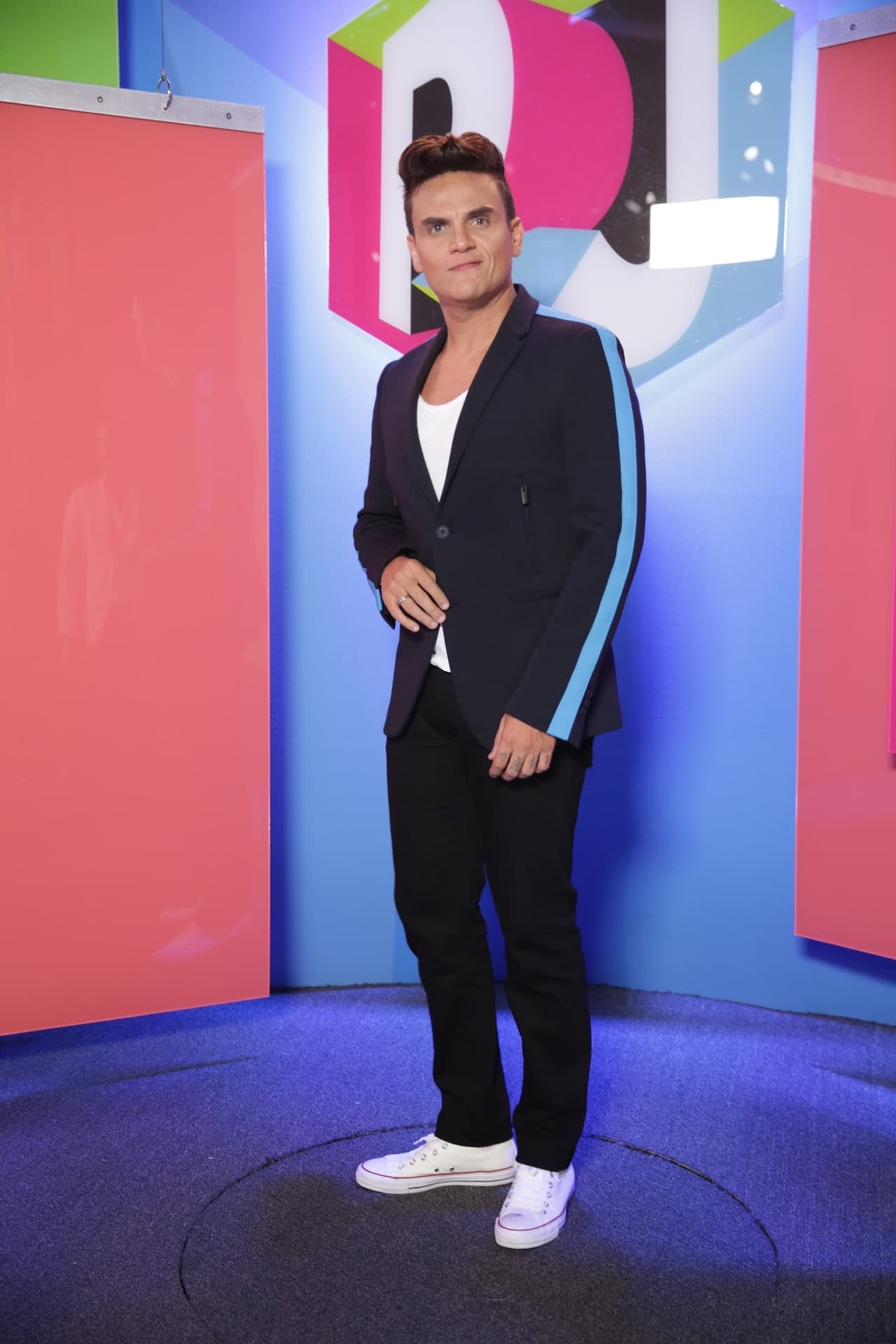 Silvestre Dangond sorprendió con una chaqueta con detalle deportivo en las mangas, sobre una tshirt blanca y rematado con tenis Converse blanquísimos.