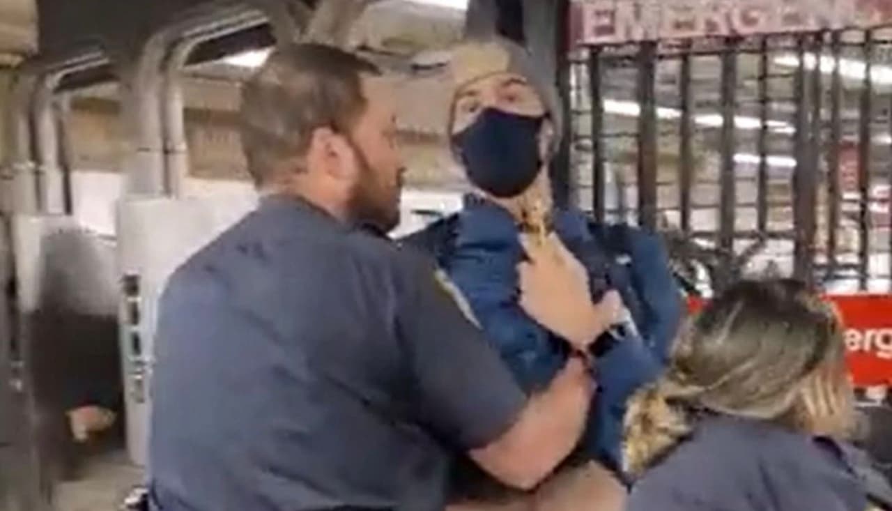 Disciplinan a policías que fueron filmados sin llevar mascarillas en el subway