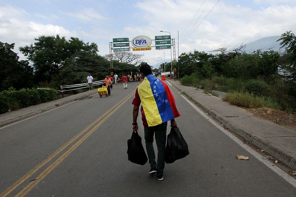 Un hombre cruza el puente fronterizo Francisco de Paula Santander que une Ureña, en Venezuela, con Cúcuta en Colombia, a pesar de la orden de cierre emitida por el gobierno venezolano. Foto: GEORGE CASTELLANOS/AFP/Getty Images.