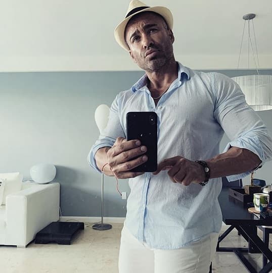 El también presentador, concedió una entrevista a la revista
<b><a href="https://www.tvynovelas.com/mx/en-exclusiva/diego-dimarco-barbara-deregil-fitness-falsa/" target="_blank"> TV y Novelas</a></b> en la que hizo fuertes críticas a la actriz.