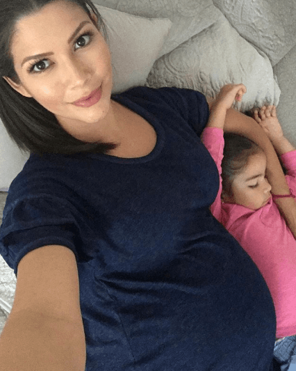 El tener a Giulietta entre sus brazos, y saber que pronto serán dos bebés a los que tenga que arrullar, es algo que la llena de alegría.