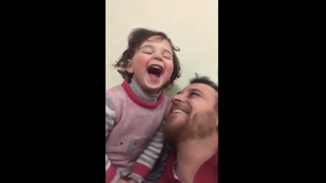 <b>"El juego de la risa": Así distrae un papá a su hija de 4 años durante los bombardeos en Siria. |</b>Abdullah Abu Salva le enseñó a su hija Selva a reírse cada vez que escuchaba el ruido de una bomba, en Sarmada, a donde su familia llegó escapando del avance de las fuerzas del gobierno en la provincia siria de Idlib. Más de 900,000 personas, el 80% mujeres y niños, han tenido que abandonar sus hogares este año.